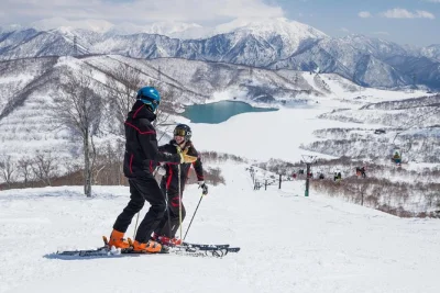 Scopri lo sci a yuzawa con un istruttore locale. respira l’aria fresca di montagna, segui consigli esperti e vivi una giornata intera sulle piste giapponesi. prenota ora.