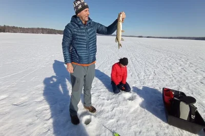 Découvrez la pêche sur glace au lac bodom près d’helsinki avec un guide local sympa. transfert inclus, déjeuner traditionnel avec saucisse au feu de bois et glögi chaud. réservez vite.