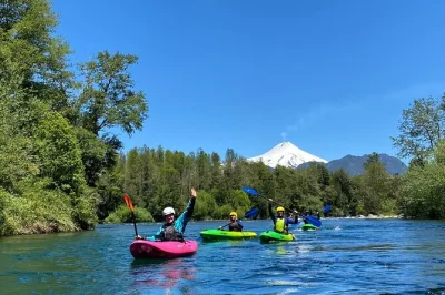 Kajakfahren auf dem liucura river bei pucón mit erfahrenem guide. inklusive privatem transfer, kompletter ausrüstung und fotos. kleine gruppen für echtes abenteuer.