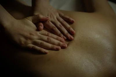 Phnom penh, spa tradicional com massagem, esfoliação corporal e limpeza facial. relaxe e revitalize seu corpo com técnicas de bem-estar do camboja. reserve já!
