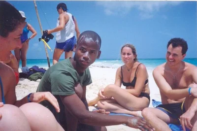 Esplora le vie intricate di stone town, i mercati e i luoghi storici con una guida locale. trasporto privato e soste flessibili incluse. prenota ora il tuo posto.