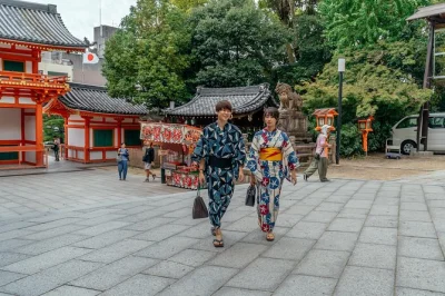 Scopri il quartiere gion di kyoto con una guida locale, visita templi e santuari, e immergiti nelle storie delle geishe. tour privato e autentico. prenota ora.