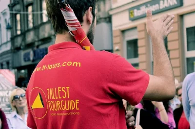 Recorre el casco antiguo de sarajevo con un guía local, descubre lugares históricos como baščaršija y el puente latino, y disfruta del auténtico café bosnio. incluye agua embotellada.