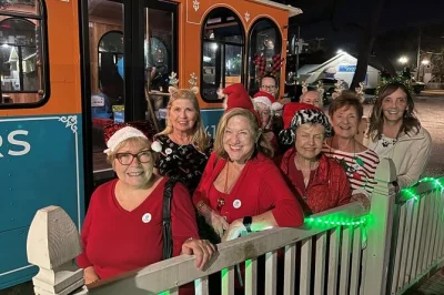 Chantez des chants de noël, admirez les lumières de sarasota et écoutez des histoires locales lors de cette balade en trolley. boissons offertes avant le départ.