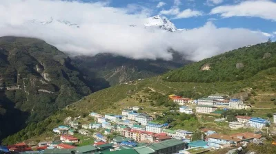 Découvrez le trek au camp de base de l’everest avec vol vers lukla, namche bazaar, monastère de tengboche, villages sherpa et vues à couper le souffle.