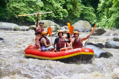 Erlebe rafting auf dem ayung river in bali mit lokalem guide, vorbei an dschungel und wasserfällen, inklusive buffet-mittagessen. alles inklusive: ausrüstung und versicherung.