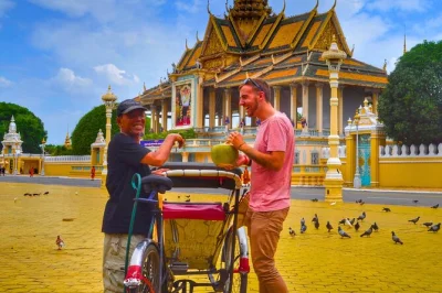 Erkunde phnom penh im cyclo mit lokalem guide, besuche wat phnom, den königspalast und märkte. snacks und abholung inklusive. jetzt buchen!