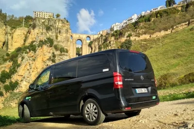 Explore ronda e as aldeias brancas saindo de sevilha com guia local. transporte privado, visita a moinho de azeite e tempo para explorar. reserve já.