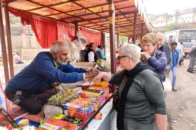 Erlebe jaipurs altstadt bei einem geführten spaziergang mit lokalen handwerkern, lebhaften basaren und streetfood-verkostungen. snacks und chai inklusive. jetzt buchen.
