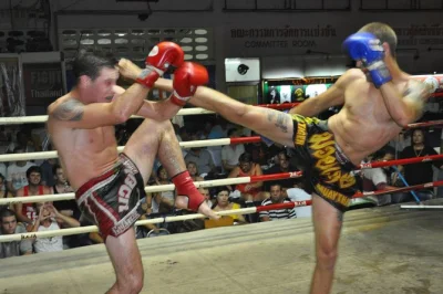 Vivez de vrais combats de muay thai au patong boxing stadium de phuket. choisissez entre places au stade ou au bord du ring, avec des combattants locaux et une ambiance électrique. réservez vite.