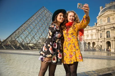 Scopri i luoghi iconici e gli angoli nascosti di parigi con una guida del posto. passeggia davanti al louvre, palais royal e molto altro. include una dolce sorpresa locale. prenota ora.