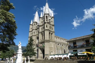 Erlebe jardín bei einer kaffeeplantagen-tour ab medellín. inklusive abholung, lokaler guide und traditionellem mittagessen vom holzfeuer. jetzt deinen platz sichern.