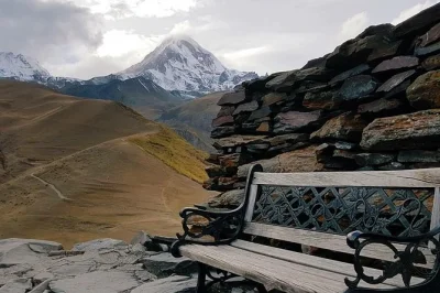 Viaje de tbilisi a kazbegi com guia local, parando em mtskheta, fortaleza de ananuri e igreja de gergeti. inclui transporte 4x4, traslado e almoço.