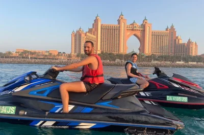 Partez en jet ski de dubai marina vers palm jumeirah avec un guide local. admirez atlantis et burj al arab de près. briefing sécurité, photos et eau incluse.