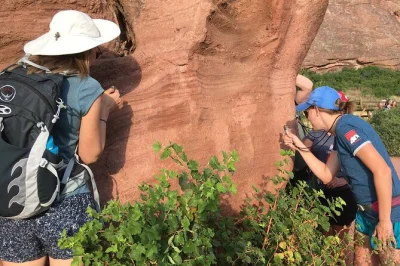 Explorez le garden of the gods avec un guide local en géologie, découvrez fossiles et minéraux, et plongez dans l’histoire unique du colorado. eau, équipement et surprises pour enfants inclus.