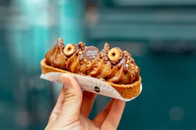 Explore le marais em paris com um guia local, provando doces franceses clássicos e descobrindo as histórias por trás de cada sabor. quatro paradas flexíveis e delícias inclusas.