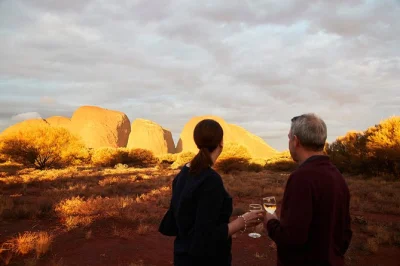 Disfruta el cambio de colores en kata tjuta al atardecer desde ayers rock resort. incluye vino espumoso, snacks, guía local y recogida en el hotel.