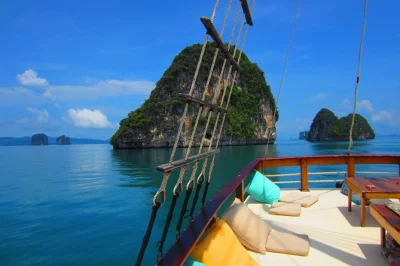 Découvrez les îles calcaires de phang nga bay en bateau confortable, nagez dans le lagon de koh hong et savourez un buffet thaï. prise en charge à l’hôtel incluse.