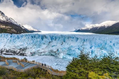 Descubre el glaciar perito moreno desde sus pasarelas y en barco, con guía local desde el calafate. incluye traslado y datos expertos. reserva ya tu lugar.