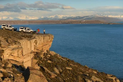 Descubre las cuevas de walichu en la patagonia cerca de el calafate en un tour 4x4 con guías locales. incluye traslado, pinturas rupestres y almuerzo tradicional dentro de las cuevas.
