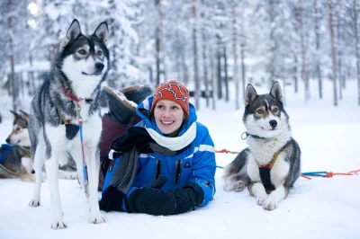 Viva o círculo polar Ártico na lapônia com passeio de trenó puxado por huskies, aventura de moto de neve e pesca no gelo. inclui traslado, roupa térmica e almoço na fogueira. reserve já.