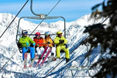 Réservez votre location de ski à whistler avec ajustement sur mesure, service au pied des pistes et retours simplifiés. matériel haut de gamme et horaires flexibles inclus.