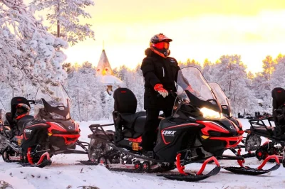 Explore as florestas nevadas da lapônia perto de rovaniemi em um safari de moto de neve com guia local. inclui roupa térmica, café ou chá e transporte. reserve já.