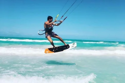 Découvrez le kitesurf à isla holbox avec un moniteur local. transport privé, matériel complet et spots idéaux pour débutants inclus. réservez votre cours dès maintenant.