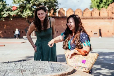 Recorre el casco antiguo de chiang mai con un guía local, visita templos como wat phra singh, escucha historias y prueba un dulce típico. tour privado con entradas y transporte incluidos.