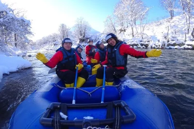 Scivola sul fiume shiribetsu a niseko tra paesaggi innevati con guida locale. include trasporto privato, tè caldo, snack e tutta l’attrezzatura per il rafting.