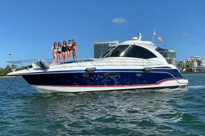 Erlebe eine bootsparty am haulover sandbar in miami mit einem lokalen guide. inklusive wasserspielzeug, getränken und versicherung. jetzt buchen für einen entspannten tag auf dem wasser.