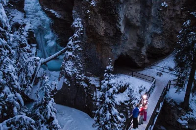 Scopri johnston canyon a banff di sera con una passeggiata guidata sul ghiaccio. include lampada frontale, cioccolata calda, biscotti al acero e pickup da banff. prenota ora.