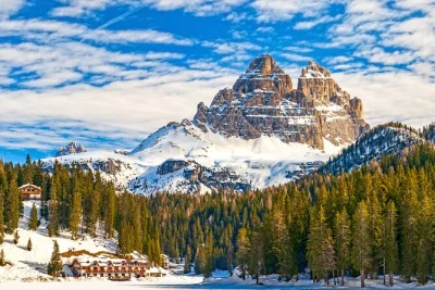 Descubra as dolomitas no inverno em um passeio de um dia saindo de veneza com guia local, passeio de snowmobile e paradas em cortina e lagos incríveis. transporte e pickup incluídos.