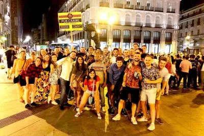 Descubre la vida nocturna de madrid en una ruta de bares desde puerta del sol con guía local, chupitos gratis, descuentos en bebidas y entrada a club. reserva ya y vive madrid de verdad.
