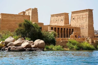 Explore o templo de philae em um tour privado em aswan com um egiptólogo que fala francês. inclui passeio de barco, ingressos e horários flexíveis.