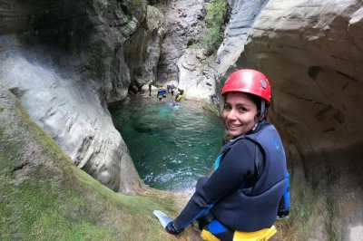 Vivi l’adrenalina nel canyon infiernillo della sierra gorda: canyoning, discese in corda e tuffi dalle cascate con tutta l’attrezzatura inclusa. pernottamento in ostello, guida esperta e trasporto
